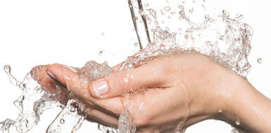 Мытьё рук с мылом имеет решающее значение в борьбе с коронавирусом. 